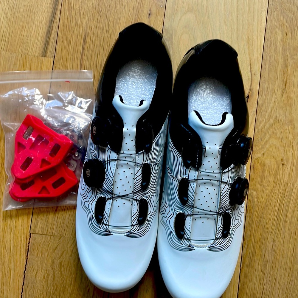Cycling shoes size 43 unisex, men or women clips in